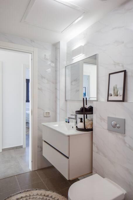O&O Group- Magical 4Br Apt With Panoramic Sea View Бат Ям Екстериор снимка