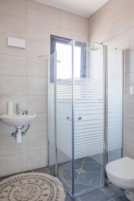 O&O Group- Magical 4Br Apt With Panoramic Sea View Бат Ям Екстериор снимка
